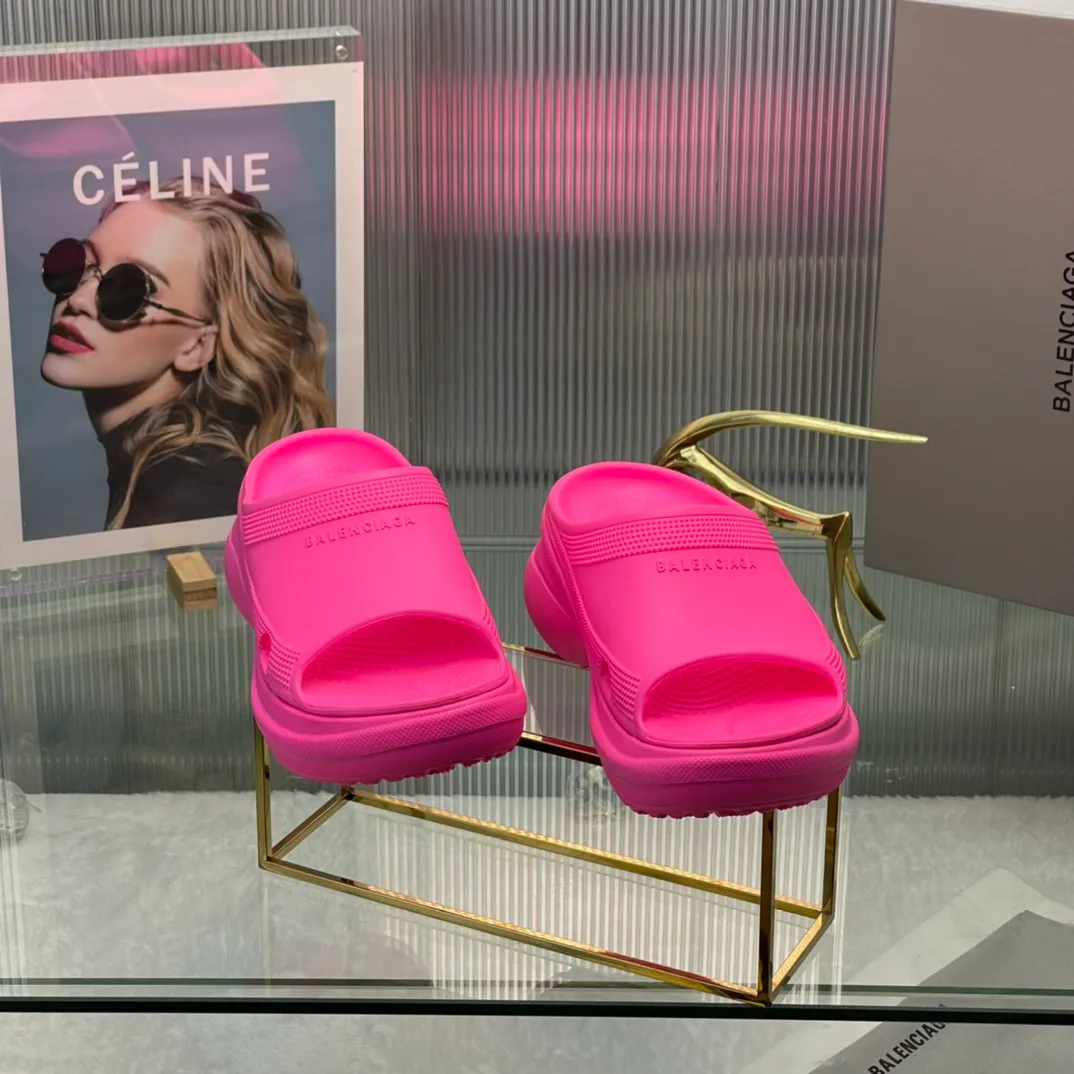 👟👟Ex-factory price 380👟👟 35-41 ‍🔥 ‍🔥 ‍🔥Balenciaga’s latest hole-in-the-wall slippers are now available! 🎉🎉🎉A sandal that is popular on Instagram, 🎊🎊🎊 and all major platforms of Xiaohongshu! Made of high-tech materials and molded in one piece, it is lightweight, wear-resistant, and waterproof! ✨✨✨ The heel height is 6CM. The colors are being added one after another to meet your various color combinations and different needs. A very cost-effective product!
